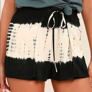 Lulu’s Let’s Explore Black Tie Dye Shorts Size S